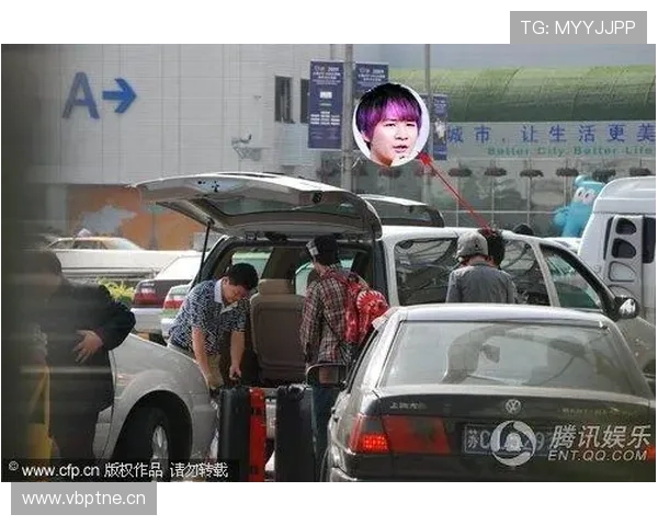 刷到袁悦下机照，上场像军训，下机像逛精品店，钱包都傻了