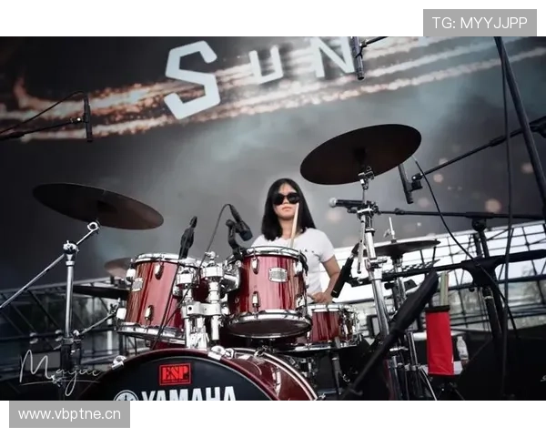 娜奥米大阪今天穿得像去摇滚演唱会，谁能想到球场上她那么钢铁呢？