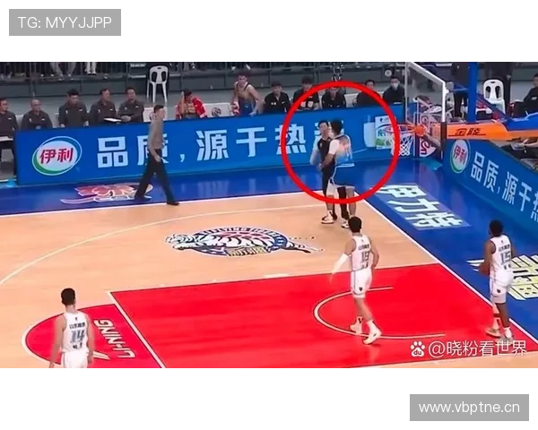 篮球比赛中拉人犯规的规则界定与具体判罚标准是如何规定的