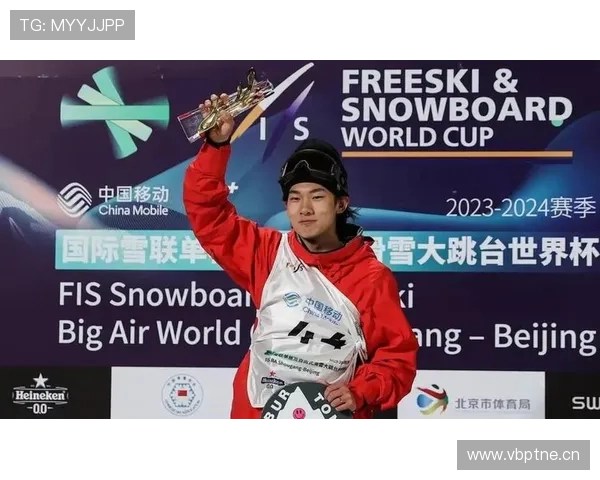 苏翊鸣居然穿球鞋逛街？我还以为滑雪冠军人设能hold住高冷狂拽呢！